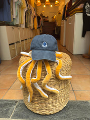 Gorra Azul Marino Oktop logo bordado algodón orgánico Cadaqués