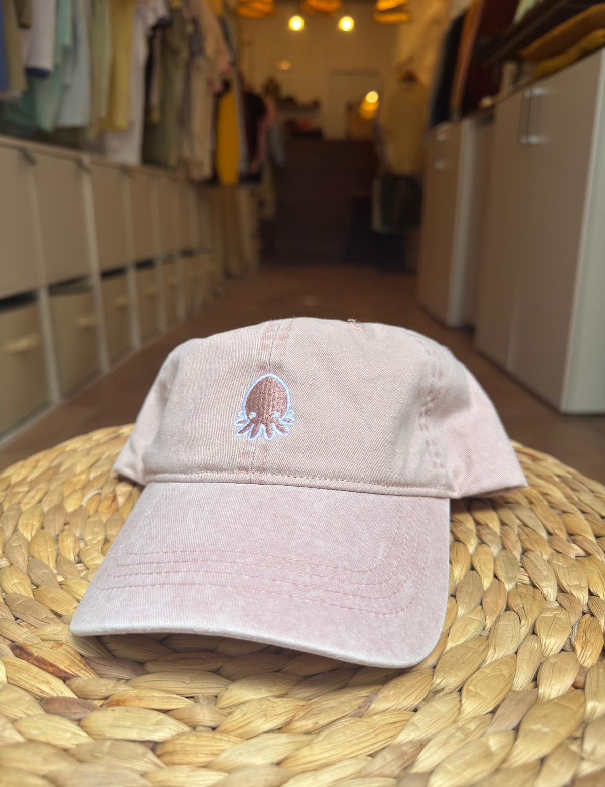 Gorra Rosa Oktop logo bordado algodón orgánico mediterráneo